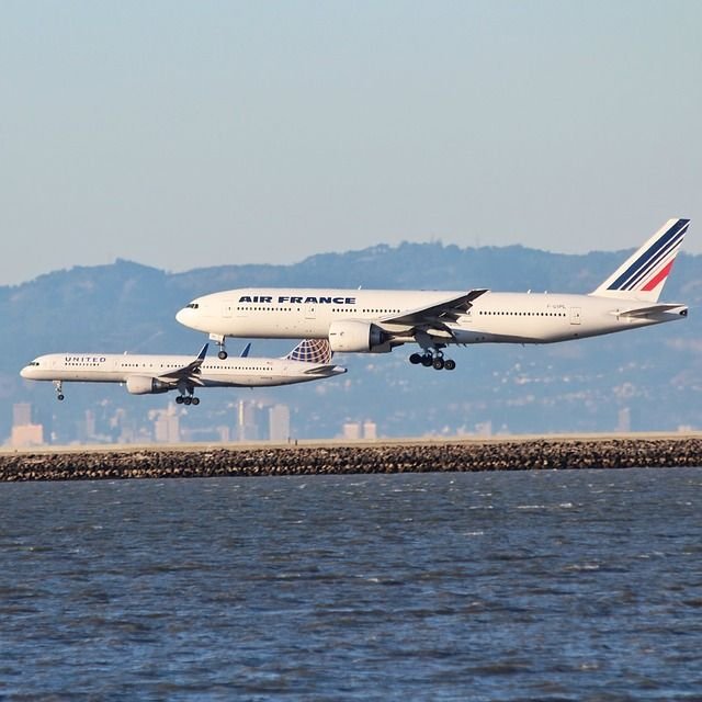 Airplane landing at SFO after turbulent flight in storm